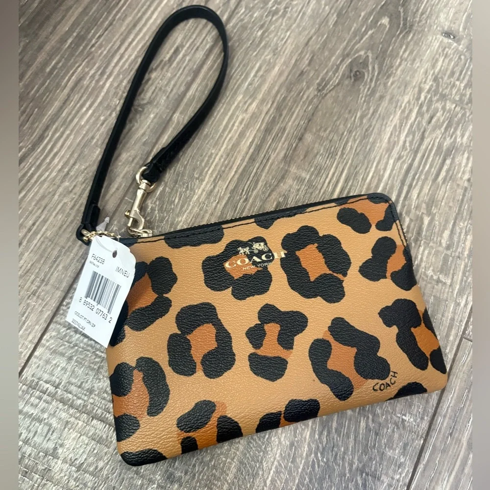 Coach wristlet / wallet in Cheetah print NWT from pet and smoke free home - Picture 1 of 15